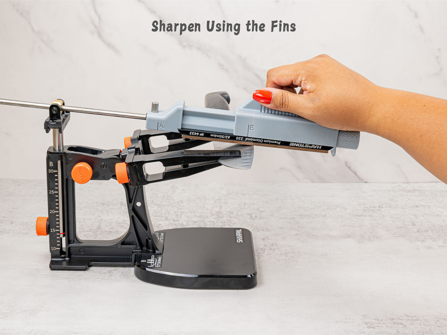 Textured top fins give you an easy gripping surface while sharpening. Use the fins to guide the stone holder smoothly across the knife edge.