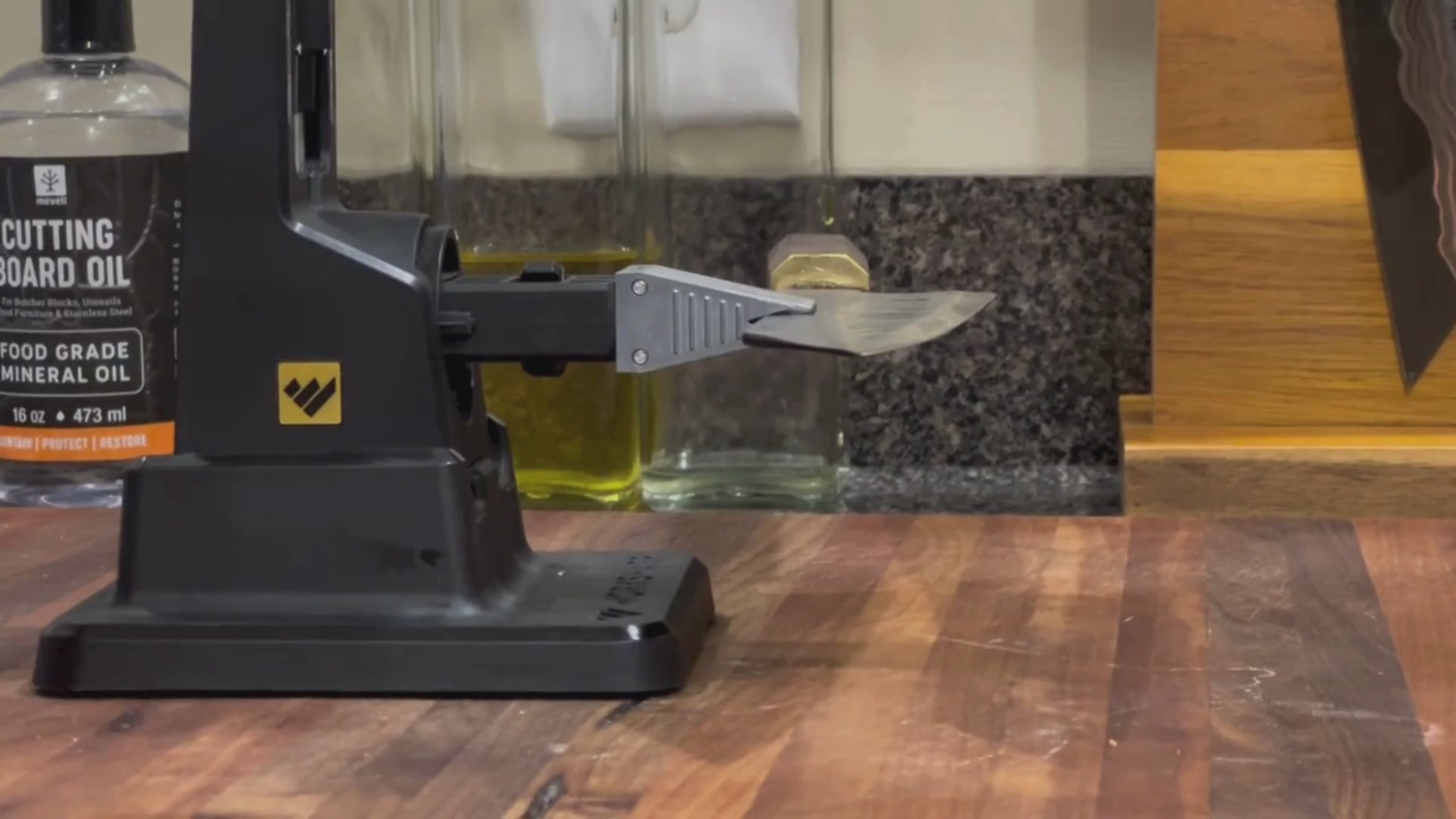 Demonstration of adjustable knife edge supports used with the Work Sharp Precision Adjust system to stabilize the knife during sharpening.